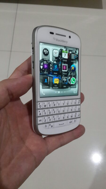 Terjual Blackberry Q10 White garansi CTN baru pakai 3 