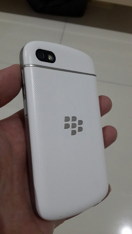 Terjual Blackberry Q10 White garansi CTN baru pakai 3 