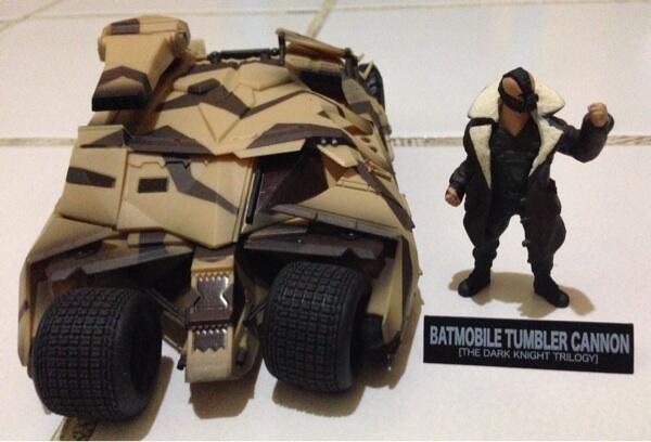Batman Tumbler (bean) & action figure superman