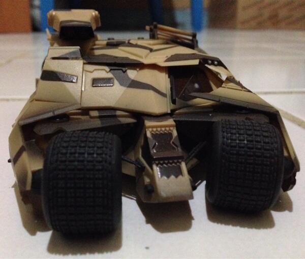 Batman Tumbler (bean) & action figure superman