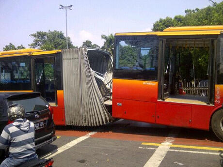 BUS GANDENG TRANSJ PATAH JADI 2