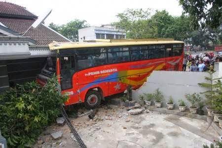 Senang dan Sulitnya Punya Rumah di Pinggir Jalan.
