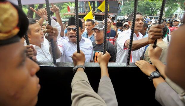 &#91;Makin Kalap...!!!&#93; Massa Prabowo-Hatta Goyang Pintu KPU