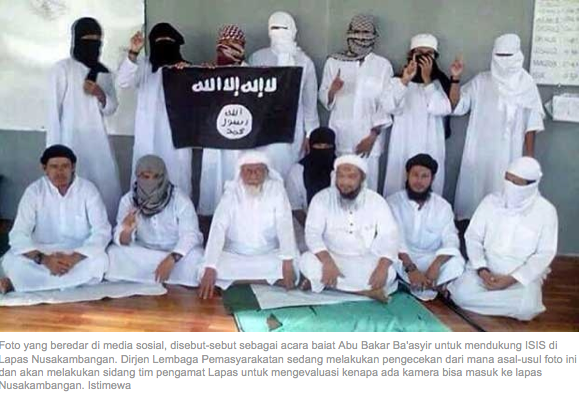 &#91;Tobat Mbahh&#93; Abu Bakar Ba'asyir Serahkan Bendera ISIS 