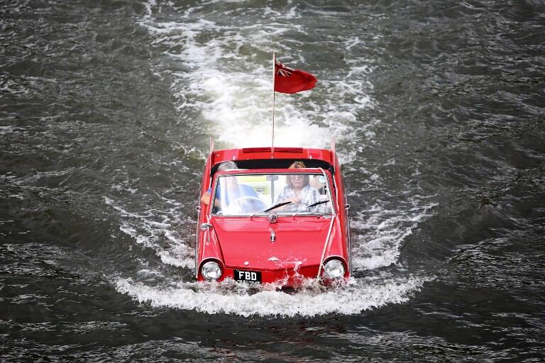Puluhan Mobil Asyik Berenang di Jerman