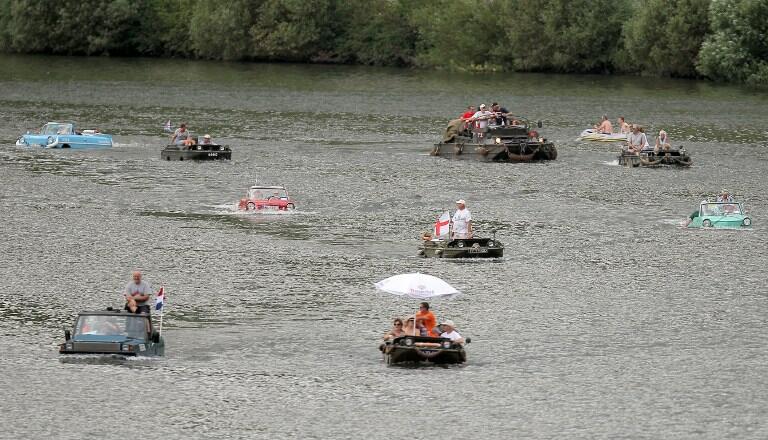 Puluhan Mobil Asyik Berenang di Jerman