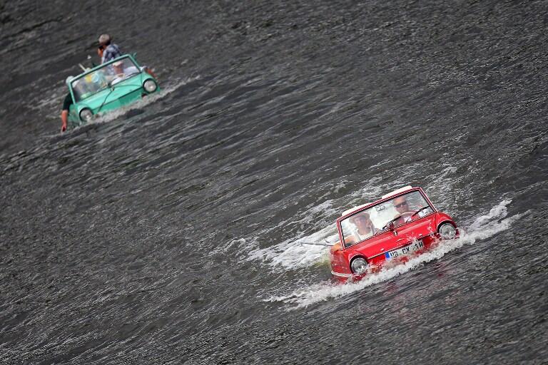 Puluhan Mobil Asyik Berenang di Jerman