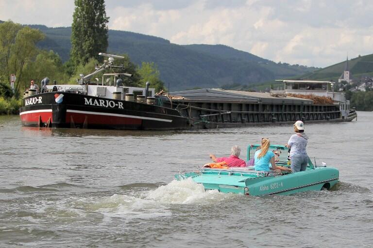 Puluhan Mobil Asyik Berenang di Jerman