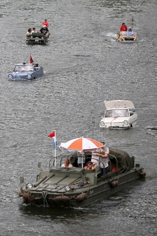 Puluhan Mobil Asyik Berenang di Jerman