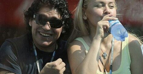 Maradona Marah Karena Pacarnya Di Goda Wartawan