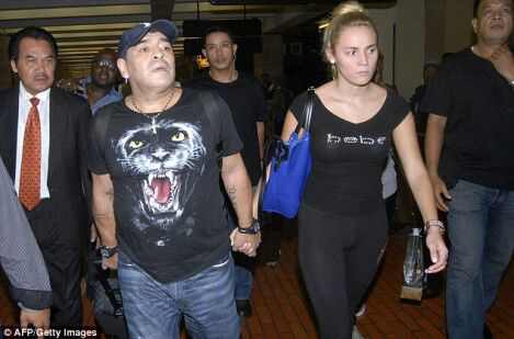 Maradona Marah Karena Pacarnya Di Goda Wartawan