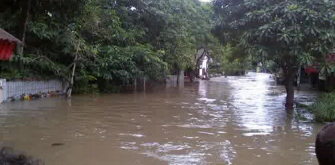 &#91;Lho Masih Ada yaa..&#93; Derita Warga Jakarta Saat Terjebak Banjir di Kemang