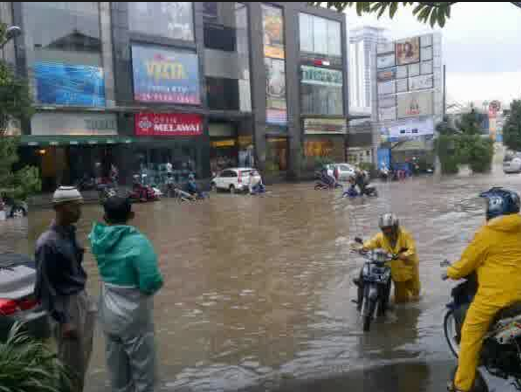 &#91;Lho Masih Ada yaa..&#93; Derita Warga Jakarta Saat Terjebak Banjir di Kemang