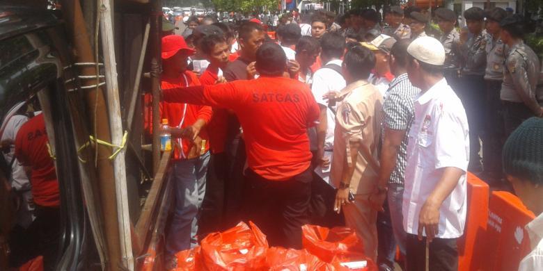 (Menu Tgl 12 Agustus 2014) Massa Prabowo Berebut Jatah Makan Siang KFC di Depan MK