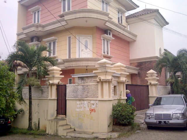 Rumah Klasik Mediterania Di Daerah Legoso Ciputat