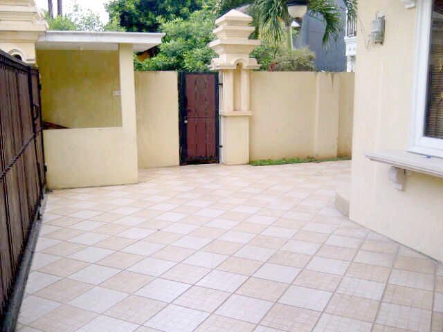 Rumah Klasik Mediterania Di Daerah Legoso Ciputat