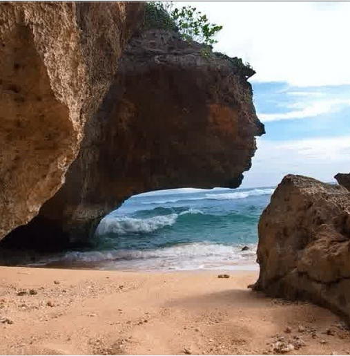 Keajaiban Alam,WAJAH pada sebuah Batu Karang di Pantai pulau Jawa,bisakah Anda lihat?