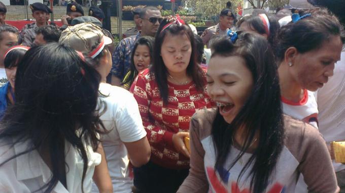 Cewek ABG Pendukung Prabowo-Hatta Berebut Nasi Kotak