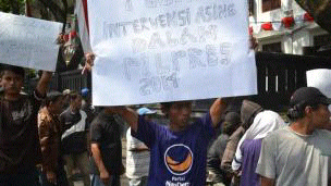 &#91;JOKE&#93; Ikut Protes KPU, Pemuda Ini Salah Kostum