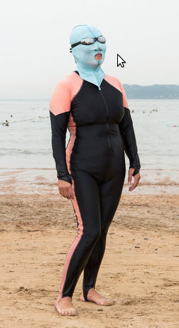 Jadi Tren, Ini Para Wanita yang Pakai Masker Facekini Saat ke Pantai