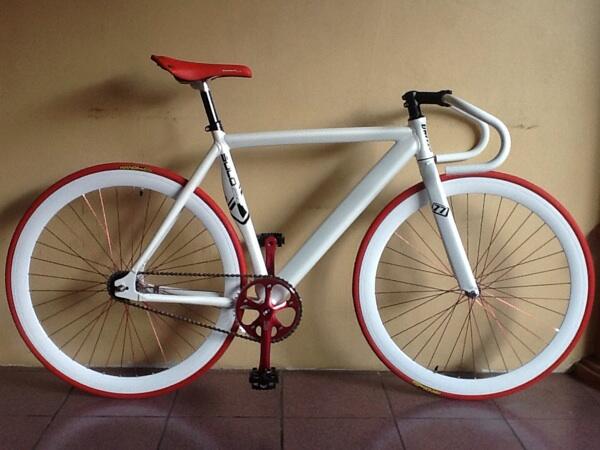 SEPEDA FIXIE SOLOIST 77 PUTIH MERAH