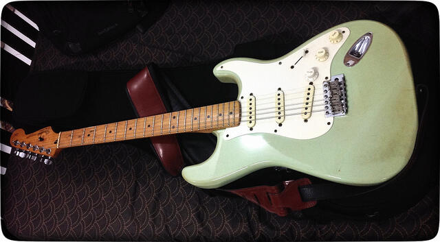 Jual electric guitar / gitar elektrik Fender Stratocaster US year 2000