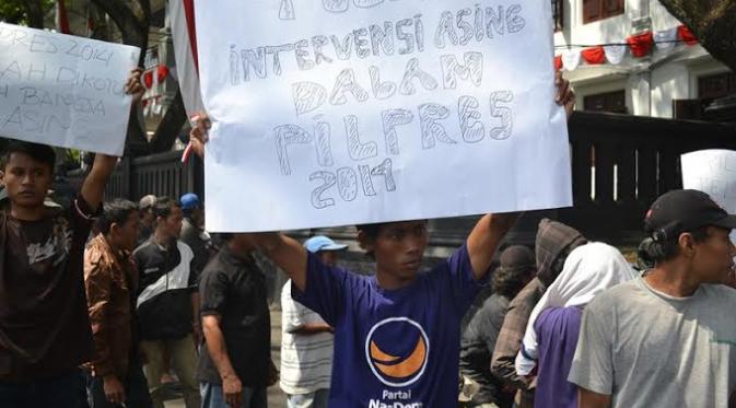 Pemuda Ini Salah Kostum saat Demo, Beruntung Gak Di Gebukin Massa Lainnya .