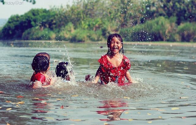 Kegiatan yang dilakukan Anak-anak saat bermain di sungai (Indahnya Masa Kecil)