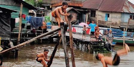 Kegiatan yang dilakukan Anak-anak saat bermain di sungai (Indahnya Masa Kecil)