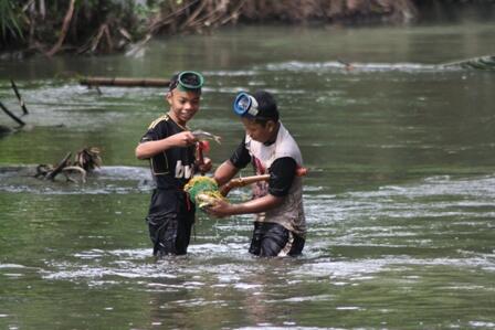 Kegiatan yang dilakukan Anak-anak saat bermain di sungai (Indahnya Masa Kecil)