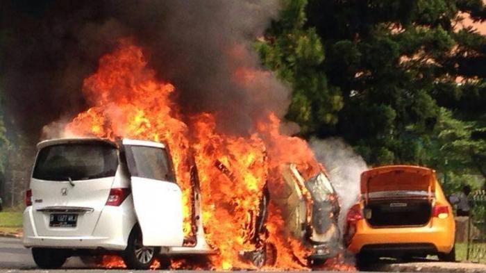 &#91;BREAKING NEWS&#93; Tiga Mobil Terbakar di Bintaro