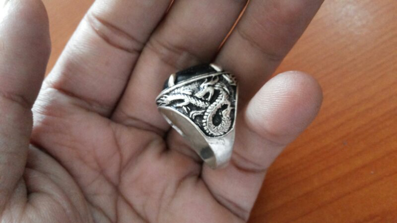 DIJUAL CINCIN MOTIF NAGA BERBATU HITAM..BAWAANNYA ADEM GAN..