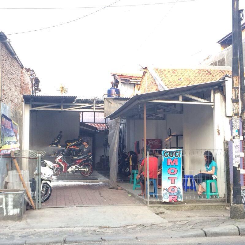 Rumah di jatipadang di pinggir jalan