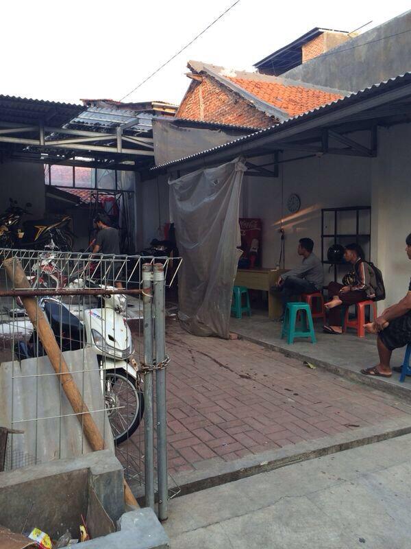 Rumah di jatipadang di pinggir jalan