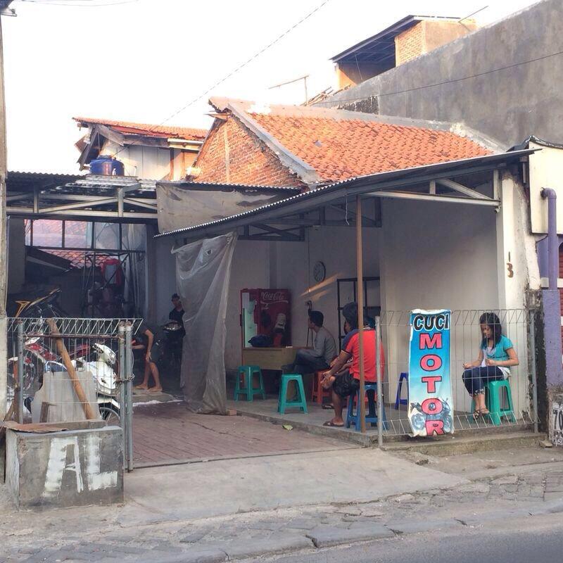 Rumah di jatipadang di pinggir jalan