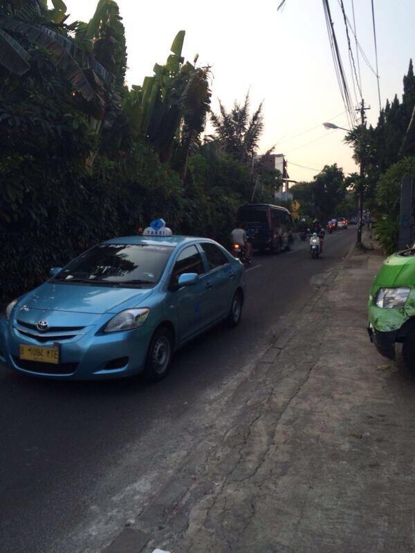 Rumah di jatipadang di pinggir jalan