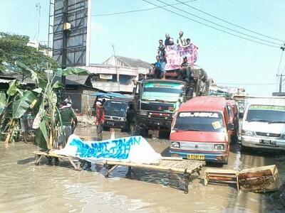 Pak SBY Pak AHER Tolong Pecat Bupati Bekasi Sekarang !!