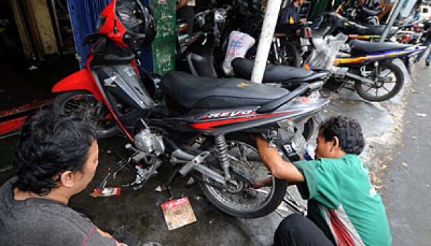 ini dia hal yang biasa dilakuin agan agan kalo lagi bawa motor ke bengkel