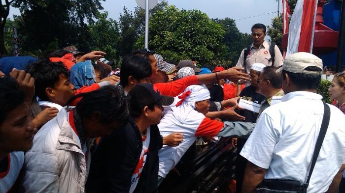 [Horee Makan...!!] Pendukung Gardu Prabowo Berebut Nasi Kotak