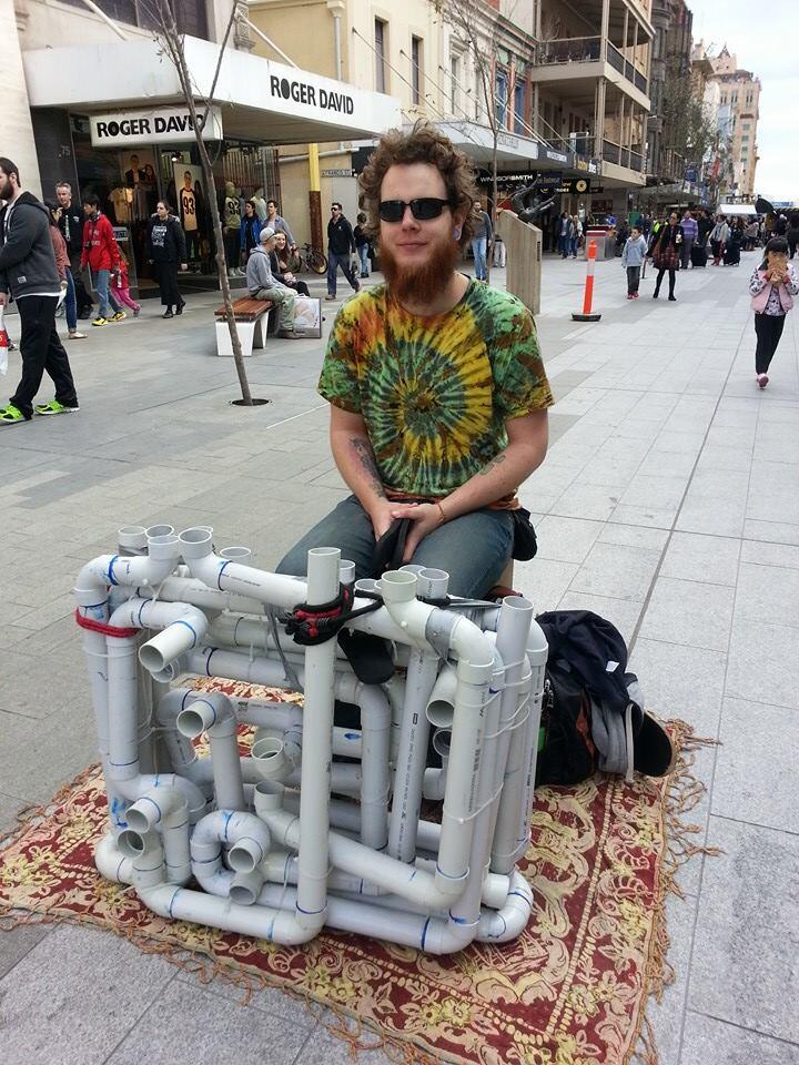 'Pipe Guy' musisi jalanan asal australia yang kreatif 