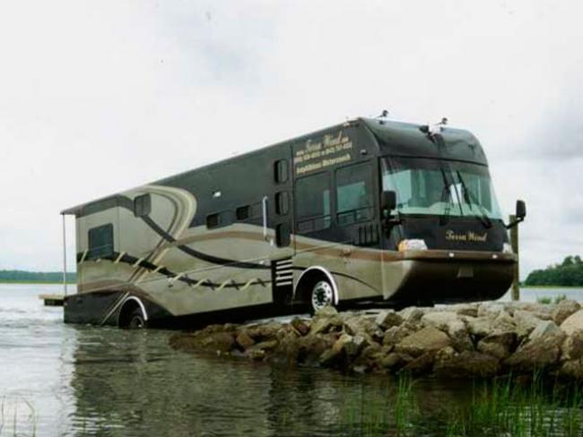 Bus Mewah Yang Bisa Berjalan Di Air Dan Darat