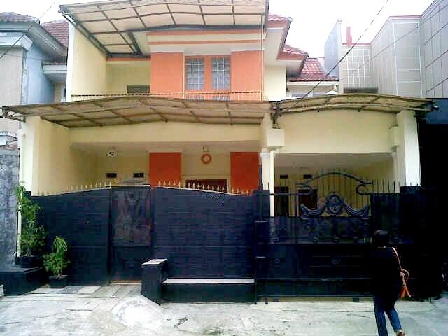 Rumah 2 lantai Berawning Harga Teduh Banget di Taman Harapan Baru