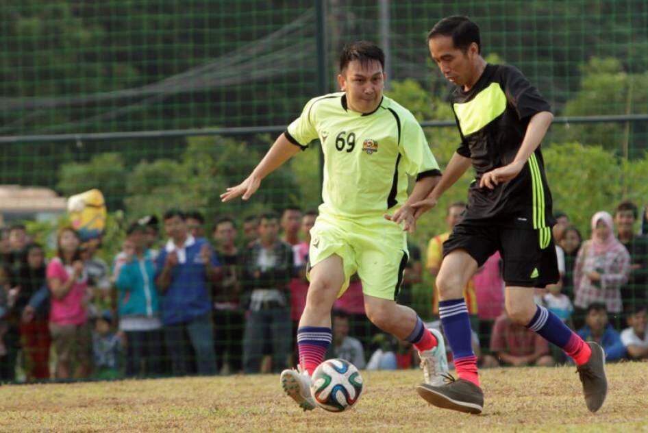 FOTO: Jokowi Ikut Balap Karung dan Main Bola di Pesta Rakyat Waduk Pluit