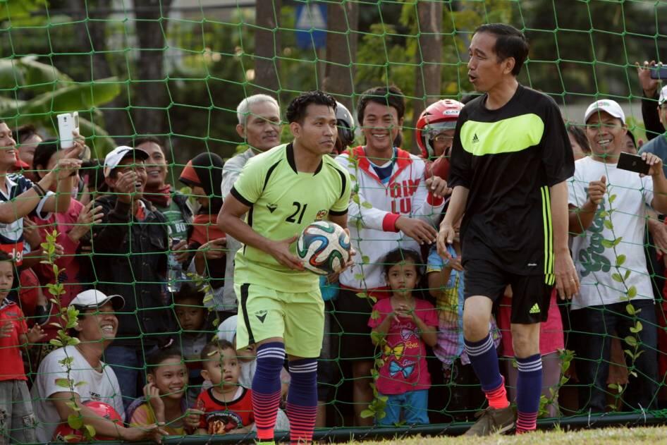 FOTO: Jokowi Ikut Balap Karung dan Main Bola di Pesta Rakyat Waduk Pluit