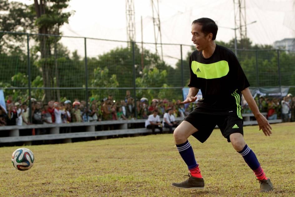 FOTO: Jokowi Ikut Balap Karung dan Main Bola di Pesta Rakyat Waduk Pluit