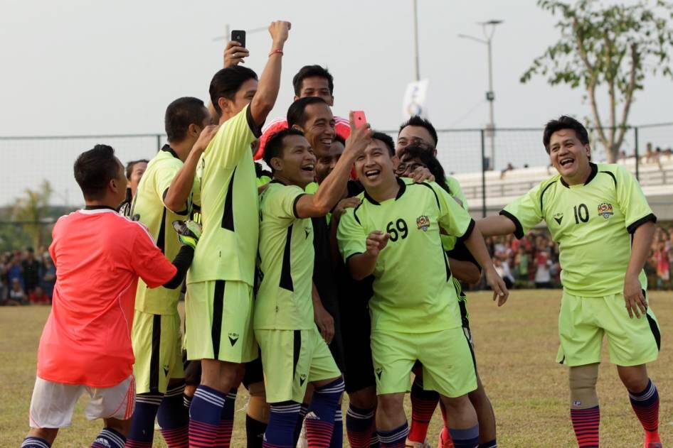 FOTO: Jokowi Ikut Balap Karung dan Main Bola di Pesta Rakyat Waduk Pluit