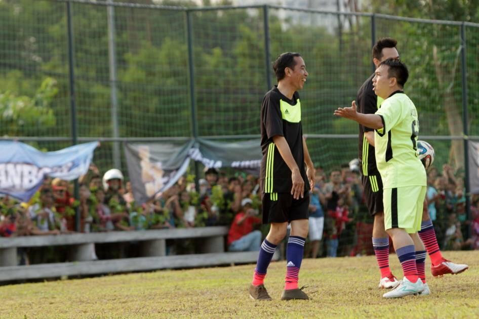 FOTO: Jokowi Ikut Balap Karung dan Main Bola di Pesta Rakyat Waduk Pluit