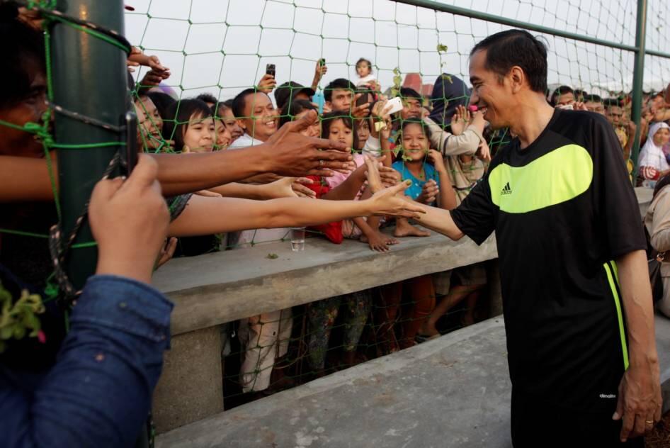 FOTO: Jokowi Ikut Balap Karung dan Main Bola di Pesta Rakyat Waduk Pluit