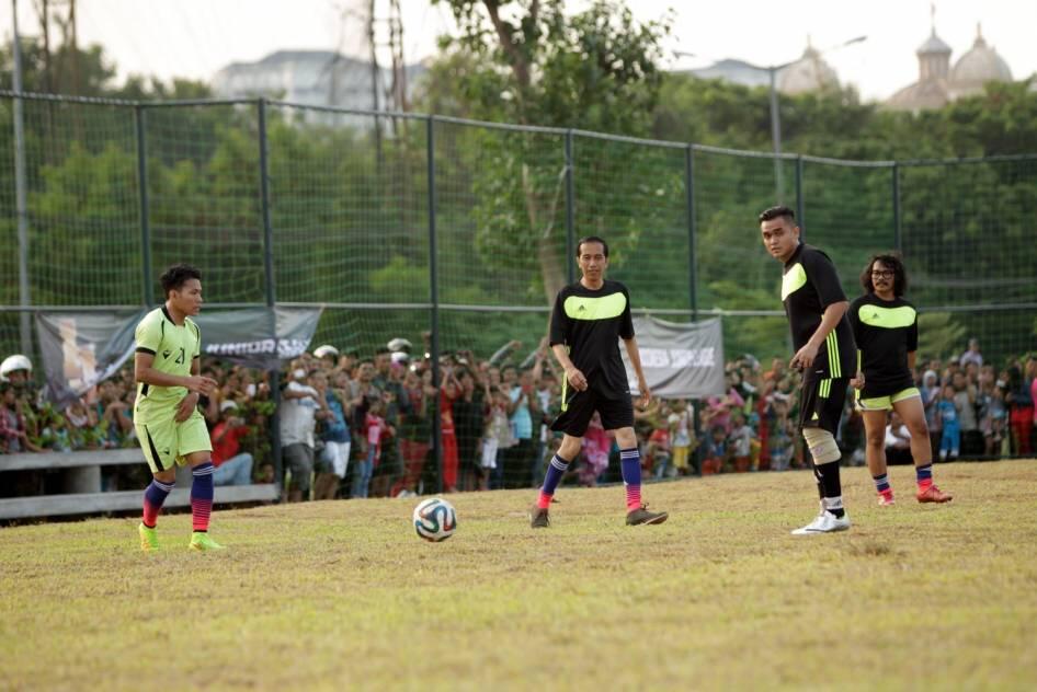 FOTO: Jokowi Ikut Balap Karung dan Main Bola di Pesta Rakyat Waduk Pluit