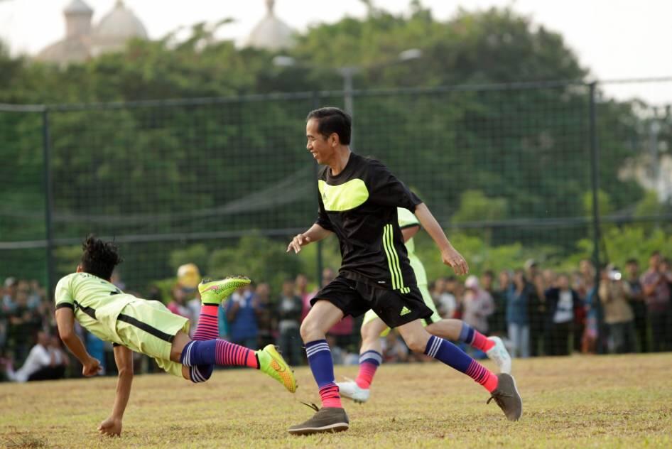 FOTO: Jokowi Ikut Balap Karung dan Main Bola di Pesta Rakyat Waduk Pluit